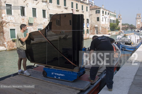 Venice, 2006. House moving / Venezia, 2006. Trasloco ©Marcello Mencarini/Rosebud2