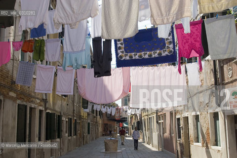 Venice, 2006. Clothes hanging in the Castello district / Venezia, 20006. Panni stesi nel Sestiere di Castello ©Marcello Mencarini/Rosebud2