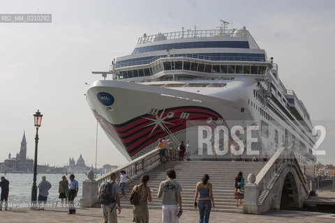 Venice, 2006. Ship in the St. Marks Basin / Venezia, 2006. Nave nel bacino di San Marco - ©Marcello Mencarini/Rosebud2