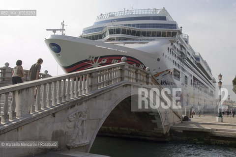 Venice, 2006. Ship in the St. Marks Basin / Venezia, 2006. Nave nel bacino di San Marco - ©Marcello Mencarini/Rosebud2