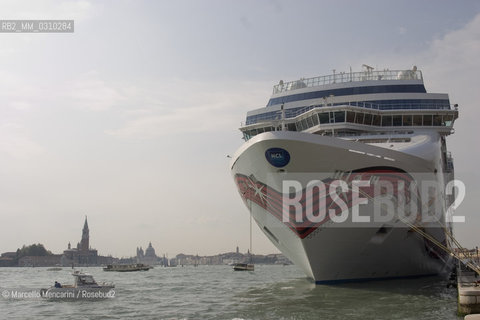 Venice, 2006. Ship in the St. Marks Basin / Venezia, 2006. Nave nel bacino di San Marco - ©Marcello Mencarini/Rosebud2