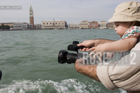 Venice, 2006. Child hanging a camera in the St. Marks Basin / Venezia, 2006. Bambino che tiene in mano una telecamera nel bacino di San Marco - ©Marcello Mencarini/Rosebud2