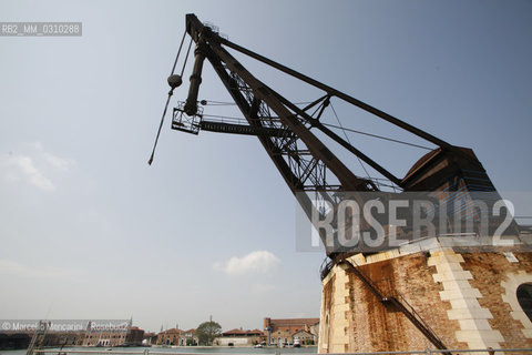 Venice, 2008. Armstrong Mitchell Hydraulic Crane No. 2919, dated 1883, built in Newcastle for the Arsenale in Venice. / Venezia, 2008. Gru Mitchell del 1883 costruita a Newcastle per lArsenale di Venezia - ©Marcello Mencarini/Rosebud2