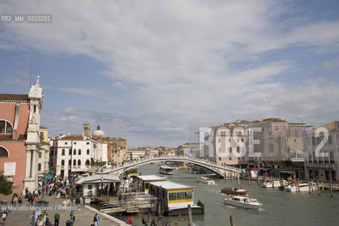 Venice, Ponte degli Scalzi on Grand Canal. Located in front of the Santa Lucia Train Station, it is also known locally as Ponte della Ferrovia (Railway Bridge). It was built in 1934 was built in 1934, designed by the engineer Eugenio Mozzi. It has only one arch and is made entirely of the precious white stone of Istria / Venezia, Ponte degli Scalzi sul Canakl Grande. I veneziani lo chiamano anche ponte della stazione o della ferrovia, per la sua vicinanza alla stazione ferroviaria di Santa Lucia, fu costruito nel 1934, su progetto dellingegnere Eugenio Miozzi - ©Marcello Mencarini/Rosebud2