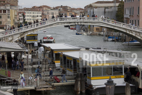 Venice, Ponte degli Scalzi on Grand Canal. Located in front of the Santa Lucia Train Station, it is also known locally as Ponte della Ferrovia (Railway Bridge). It was built in 1934 was built in 1934, designed by the engineer Eugenio Mozzi. It has only one arch and is made entirely of the precious white stone of Istria / Venezia, Ponte degli Scalzi sul Canakl Grande. I veneziani lo chiamano anche ponte della stazione o della ferrovia, per la sua vicinanza alla stazione ferroviaria di Santa Lucia, fu costruito nel 1934, su progetto dellingegnere Eugenio Miozzi - ©Marcello Mencarini/Rosebud2