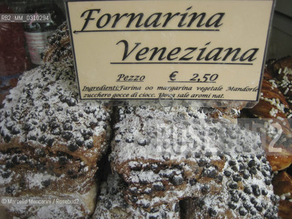 Window of a bakery in Venice / Vetrina di una panetteria a Venezia - ©Marcello Mencarini/Rosebud2