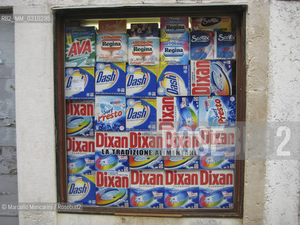 Window of a grocery store in Venice / Vetrina di una drogheria a Venezia - ©Marcello Mencarini/Rosebud2
