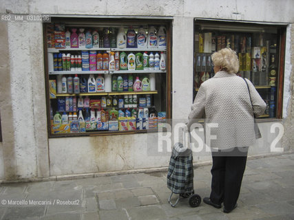 Window of a grocery store in Venice / Vetrina di una drogheria a Venezia - ©Marcello Mencarini/Rosebud2