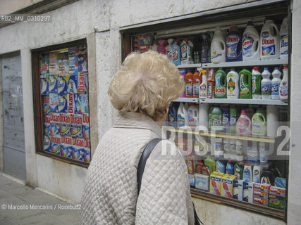 Window of a grocery store in Venice / Vetrina di una drogheria a Venezia - ©Marcello Mencarini/Rosebud2