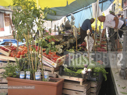 Venice, floating vegetables and ftuit store / Venezia, negozio galleggiante di frutta e verdura - ©Marcello Mencarini/Rosebud2