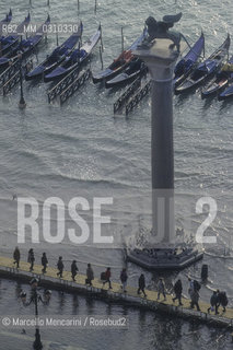 Venice, 1998. High Tide in St. Marks Square. Hig tide walkway in front of the St. Marks Column / Venezia, 1998. Acqua alta in Piazza San Marco. Passerelle davanti alla Colonna di San Marco - ©Marcello Mencarini/Rosebud2