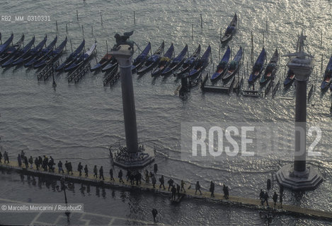 Venice, 1998. High Tide in St. Marks Square. Hig tide walkway in front of the St. Marks and St. Theodore Columns / Venezia, 1998. Acqua alta in Piazza San Marco. Passerelle davanti alle Colonne di San Marco e San Todaro - ©Marcello Mencarini/Rosebud2