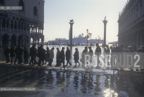 Venice, 1998. High Tide in St. Marks Square. Hig tide walkway in front of the St. Marks and St. Theodore Columns / Venezia, 1998. Acqua alta in Piazza San Marco. Passerelle davanti alle Colonne di San Marco e San Todaro - ©Marcello Mencarini/Rosebud2