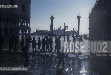 Venice, 1998. High Tide in St. Marks Square. Hig tide walkway in front of the St. Marks and St. Theodore Columns / Venezia, 1998. Acqua alta in Piazza San Marco. Passerelle davanti alle Colonne di San Marco e San Todaro - ©Marcello Mencarini/Rosebud2