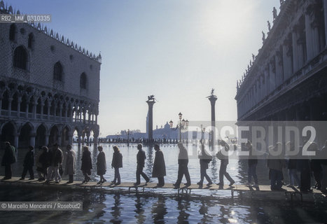 Venice, 1998. High Tide in St. Marks Square. Hig tide walkway in front of the St. Marks and St. Theodore Columns / Venezia, 1998. Acqua alta in Piazza San Marco. Passerelle davanti alle Colonne di San Marco e San Todaro - ©Marcello Mencarini/Rosebud2