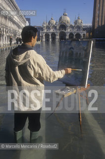 Venice, 1998. High Tide in St. Marks Square. Painter painting in the water / Venezia, 1998. Acqua alta in Piazza San Marco. Pittore che dipinge in mezzo allacqua - ©Marcello Mencarini/Rosebud2