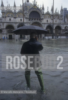 Venice, 1998. High Tide in St. Marks Square. Man phoning in the water / Venezia, 1998. Acqua alta in Piazza San Marco. Uomo che telefona in mezzo allacqua - ©Marcello Mencarini/Rosebud2