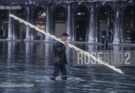 Venice, 1998. High Tide in St. Marks Square. measurement of the level of the tide / Venezia, 1998. Acqua alta in Piazza San Marco. Misurazione del livello della marea - ©Marcello Mencarini/Rosebud2