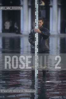 Venice, 1998. High Tide in St. Marks Square. measurement of the level of the tide / Venezia, 1998. Acqua alta in Piazza San Marco. Misurazione del livello della marea - ©Marcello Mencarini/Rosebud2