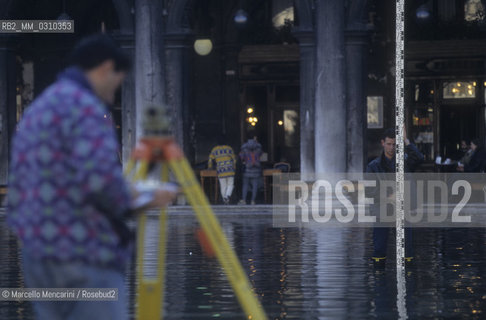 Venice, 1998. High Tide in St. Marks Square. Measurement of the tide level / Venezia, 1998. Acqua alta in piazza San Marco. Misurazione del livello della marea - ©Marcello Mencarini/Rosebud2