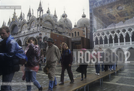 Venice, 1998. High Tide in St. Marks Square. Walkway / Venezia, 1998. Acqua alta in Piazza San Marco. Passerella - ©Marcello Mencarini/Rosebud2