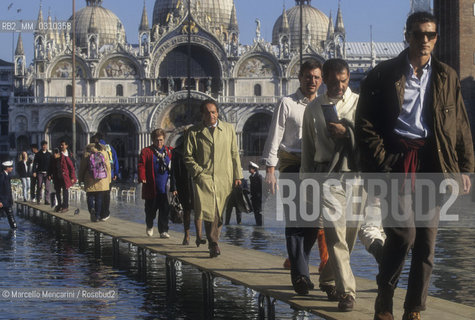 Venice, 1998. High Tide in St. Marks Square. Walkway / Venezia, 1998. Acqua alta in Piazza San Marco. Passerella - ©Marcello Mencarini/Rosebud2