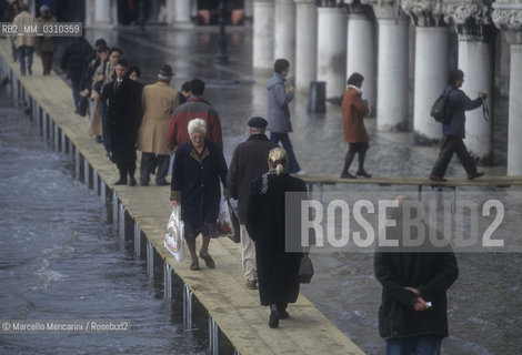 Venice, 1998. High Tide in St. Marks Square. Walkway / Venezia, 1998. Acqua alta in Piazza San Marco. Passerella - ©Marcello Mencarini/Rosebud2