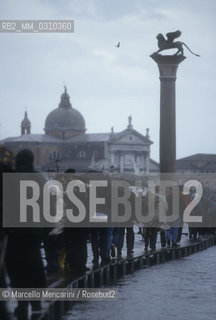Venice, 1998. High Tide in St. Marks Square. Walkway / Venezia, 1998. Acqua alta in Piazza San Marco. Passerella - ©Marcello Mencarini/Rosebud2
