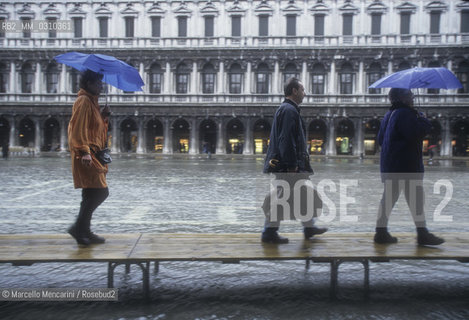 Venice, 1998. High Tide in St. Marks Square. Walkway / Venezia, 1998. Acqua alta in Piazza San Marco. Passerella - ©Marcello Mencarini/Rosebud2