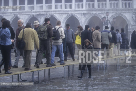 Venice, 1998. High Tide in St. Marks Square. Walkway / Venezia, 1998. Acqua alta in Piazza San Marco. Passerella - ©Marcello Mencarini/Rosebud2