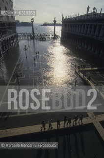 Venice, 1998. High Tide in St. Marks Square. Walkway / Venezia, 1998. Acqua alta in Piazza San Marco. Passerella - ©Marcello Mencarini/Rosebud2