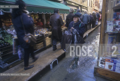 Venice, 1998. High Tide in St. Marks Square. Walkway / Venezia, 1998. Acqua alta in Piazza San Marco. Passerella - ©Marcello Mencarini/Rosebud2
