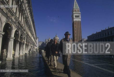Venice, 1998. High Tide in St. Marks Square. Walkway / Venezia, 1998. Acqua alta in Piazza San Marco. Passerella - ©Marcello Mencarini/Rosebud2
