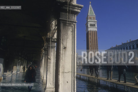 Venice, 1998. High Tide in St. Marks Square. Walkway / Venezia, 1998. Acqua alta in Piazza San Marco. Passerella - ©Marcello Mencarini/Rosebud2