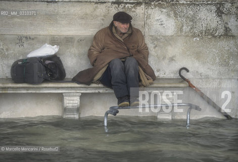 Venice, 1998. High Tide in St. Marks Square. Man on a bench / Venezia, 1998. Acqua alta in Piazza San Marco. Uomo su una panchina - ©Marcello Mencarini/Rosebud2