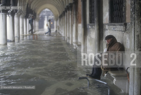 Venice, 1998. High Tide in St. Marks Square. Man on a bench / Venezia, 1998. Acqua alta in Piazza San Marco. Uomo su una panchina - ©Marcello Mencarini/Rosebud2