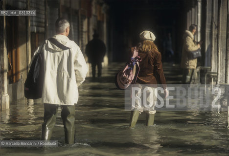 Venice, 1998. High Tide in St. Marks Square. People walking in the water / Venezia, 1998. Acqua alta in Piazza San Marco. Gente che cammina nellacqua - ©Marcello Mencarini/Rosebud2