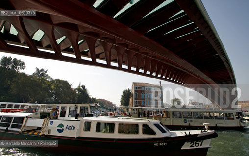 Venice, Ponte della Costituzione (Constitution Bridge) designed by Spanish architect Santiago Calatrava / Venezia, Ponte della Costituzione,progettato dallarchitetto spagnolo Santiago Calatrava - ©Marcello Mencarini/Rosebud2