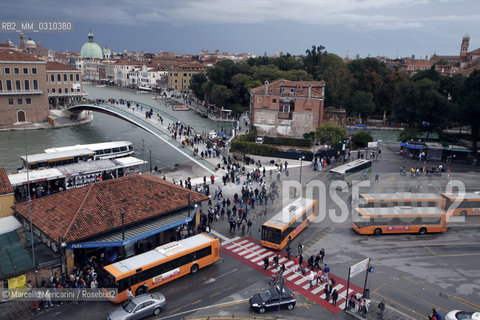 Venice, Piazzale Roma and Ponte della Costituzione (Constitution Bridge), designed by Spanish architect Santiago Calatrava / Venezia, Piazzale Roma e Ponte della Costituzione, progettato dallarchitetto Santiago Calatrava - ©Marcello Mencarini/Rosebud2