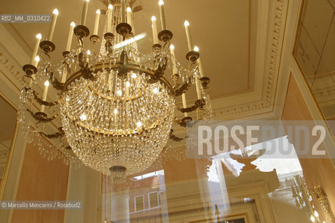 Venice, November 24, 2003. Interior view of La Fenice Theater just restored. Chandelier in the Apollonian Halls / Venezia, 24 novembre 2003. Interno del Teatro La Fenice appena restaurato, Lampadario nelle Sale Apollinee - ©Marcello Mencarini/Rosebud2