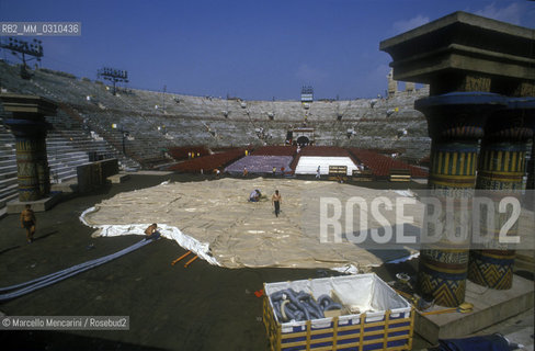 Staging of a scene in the Verona Arena (about 1985) / Allestimento di una scena nellArena di Verona (1985 circa) - ©Marcello Mencarini/Rosebud2