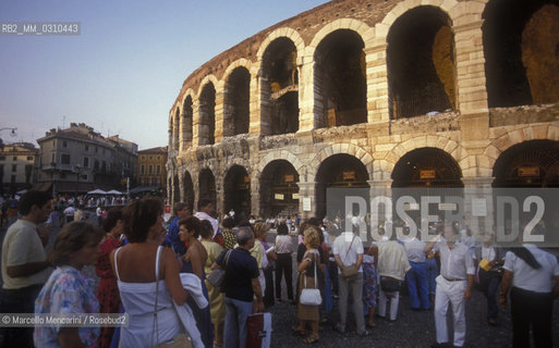 Audience outside of the Verona Arena (about 1985) / Pubblico allesterno dellArena di Verona - ©Marcello Mencarini/Rosebud2