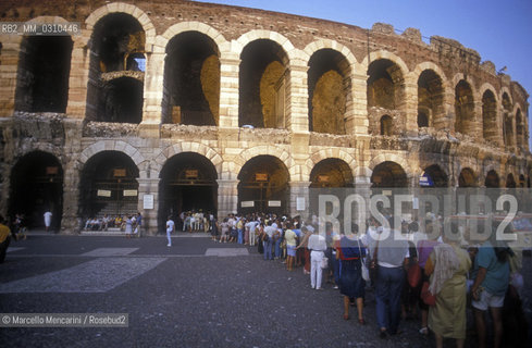 Audience outside of the Verona Arena (about 1985) / Pubblico allesterno dellArena di Verona - ©Marcello Mencarini/Rosebud2
