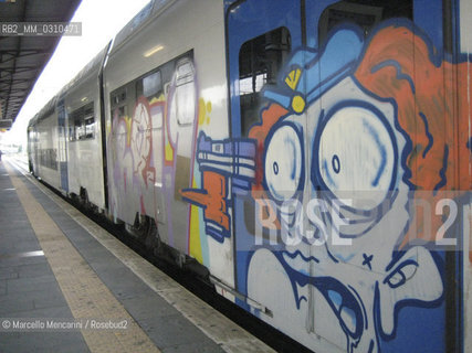 Verona Station, august 2008. Graffiti on a train. Verona Station / Graffiti realizzati su un treno. Stazione di Verona - ©Marcello Mencarini/Rosebud2