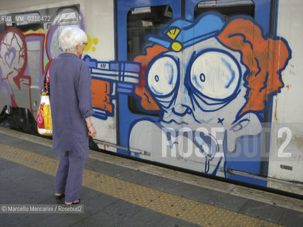 Verona Station, august 2008. Graffiti on a train. Verona Station / Graffiti realizzati su un treno. Stazione di Verona - ©Marcello Mencarini/Rosebud2