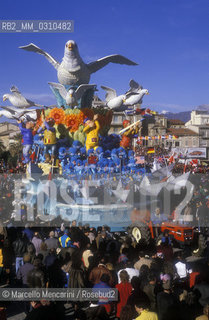 VIAREGGIO CARNIVAL, about 1987. Carnival float Dove Hunting by Silvano Avanzini / CARNEVALE DI VIAREGGIO, 1987 circa. Carro allegorico Caccia alla colomba di Silvano Avanzini - ©Marcello Mencarini/Rosebud2