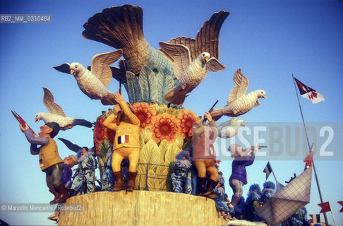 VIAREGGIO CARNIVAL, about 1987. Carnival float Dove Hunting by Silvano Avanzini / CARNEVALE DI VIAREGGIO, 1987 circa. Carro allegorico Caccia alla colomba di Silvano Avanzini - ©Marcello Mencarini/Rosebud2
