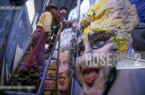 VIAREGGIO CARNIVAL, about 1987. Construction of a Carnival float dedicated to Madonna Louise Veronica Ciccone / CARNEVALE DI VIAREGGIO, 1987 circa. Costruzione di un carro allegorico dedicato a Madonna  Louise Veronica Ciccone - ©Marcello Mencarini/Rosebud2