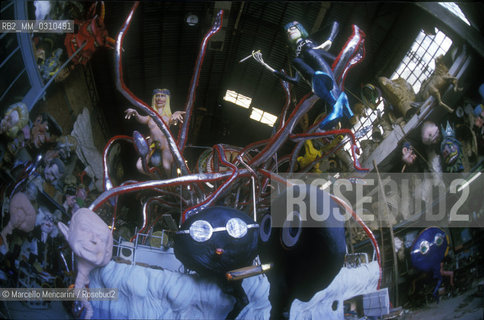 VIAREGGIO CARNIVAL, about 1987. Construction of a Carnival float by Arnaldo Galli, dedicated to porn star Ilona Staller (called Cicciolina)  / CARNEVALE DI VIAREGGIO, 1987 circa. Costruzione di un carro allegorico di Arnaldo Galli dedicato alla porno star Ilona Staller (detta Cicciolina) - ©Marcello Mencarini/Rosebud2