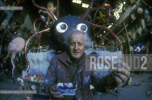 VIAREGGIO CARNIVAL, about 1987.  Carnival float maker Arnaldo Galli / CARNEVALE DI VIAREGGIO, 1987 circa. Arnaldo Galli, costruttore di carri allegorici - ©Marcello Mencarini/Rosebud2